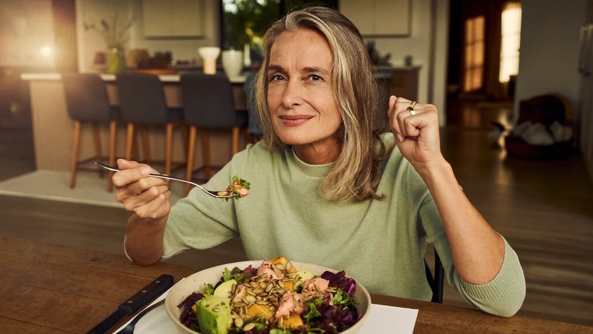What to Eat to Reduce Bloating: Simple Nutrition Tips for Women in Menopause
